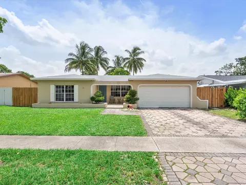 510 NW 89th Ter, Pembroke Pines, FL 33024