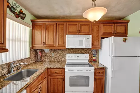 2851 E Sunrise Lks #210, Sunrise, FL 33322