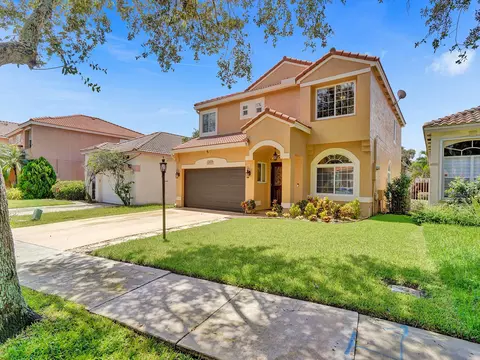 10820 Morningstar Dr, Hollywood, FL 33026