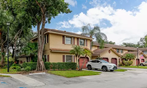 9013 Vineyard Lake Dr, Plantation, FL 33324