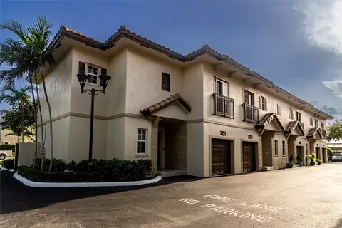 705 NE 43rd St #705, Oakland Park, FL 33334