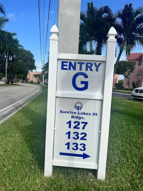 9480 Sunrise Lakes Blvd #211, Sunrise, FL 33322