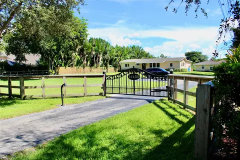 14450 SW 24th St, Davie, FL 33325