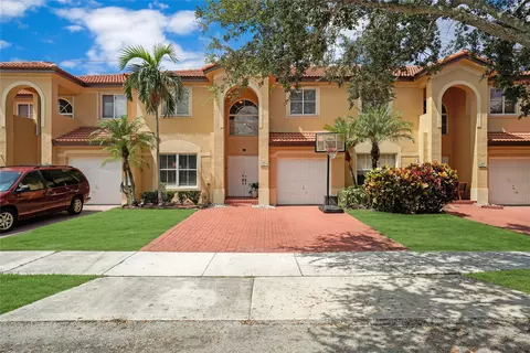 241 W Forest Oak Cir, Davie, FL 33325