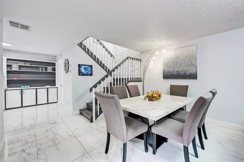 2573 Lakeview Ct, Hollywood, FL 33026
