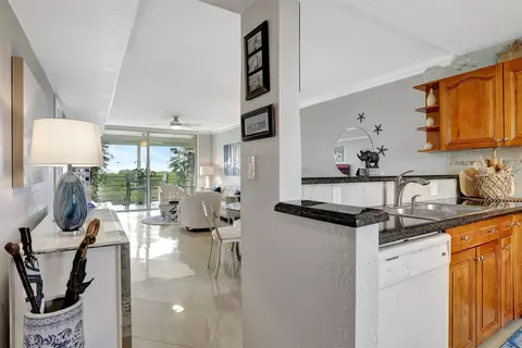 575 Oaks Ln #704, Pompano Beach, FL 33069