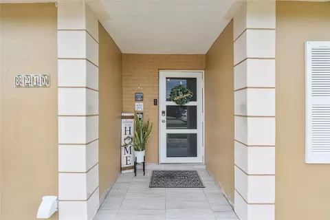 8240 SW 9th Ct, North Lauderdale, FL 33068