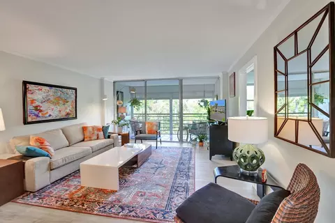 107 Royal Park Dr #4B, Oakland Park, FL 33309
