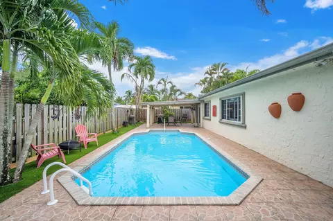 8540 NW 8th St, Pembroke Pines, FL 33024