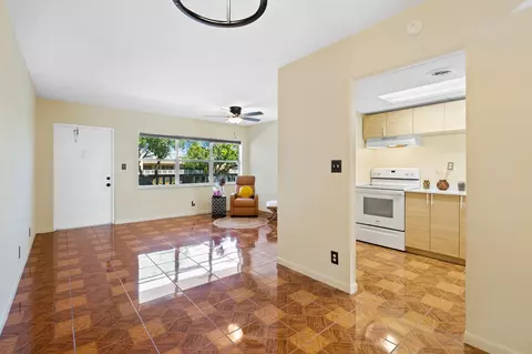 9141 Sunrise Lakes Blvd #205, Sunrise, FL 33322