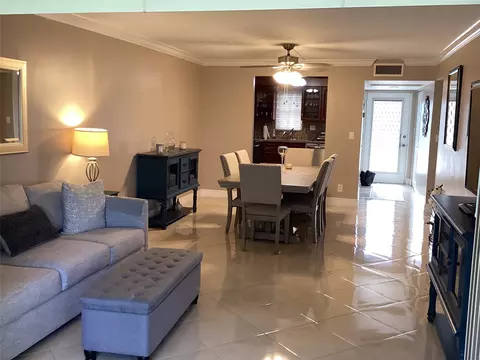 9233 SW 8th St #209, Boca Raton, FL 33428