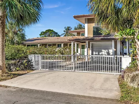 561 SE 3rd Ave, Pompano Beach, FL 33060 photo 2