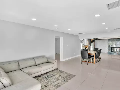 561 SE 3rd Ave, Pompano Beach, FL 33060 photo 9