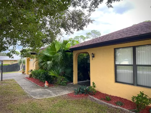 501 SE Calmoso Dr, Port Saint Lucie, FL 34983