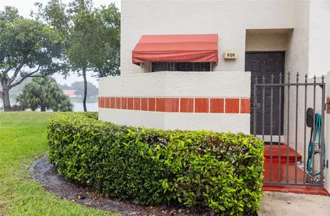909 Republic Ct #909, Deerfield Beach, FL 33442