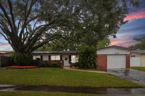 700 NW 93rd Ter, Pembroke Pines, FL 33024