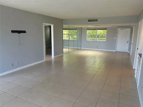 3850 Oaks Clubhouse Dr #309, Pompano Beach, FL 33069