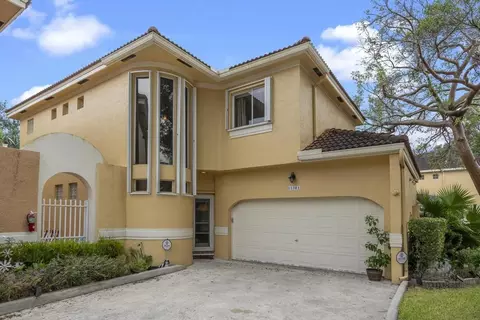 11381 Lakeview Dr, Coral Springs, FL 33071