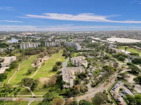 3600 Oaks Clubhouse Dr #210, Pompano Beach, FL 33069