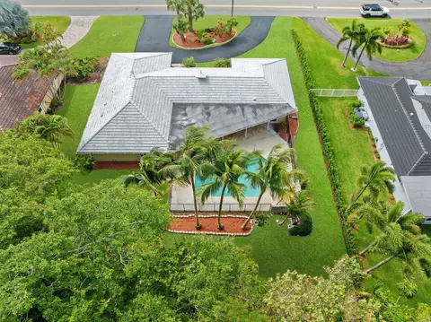 3075 Estates Dr, Pompano Beach, FL 33069 photo 2