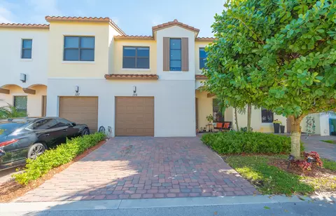 125 NW 209th Trl, Pembroke Pines, FL 33029