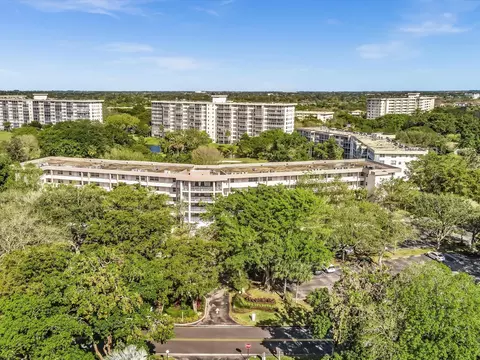 545 Oaks Ln #505, Pompano Beach, FL 33069