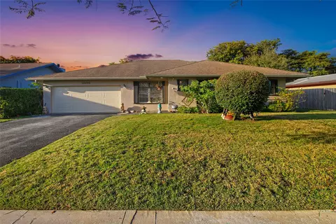 6975 NW 18th St, Margate, FL 33063