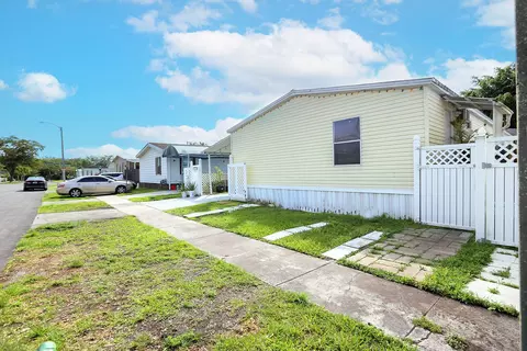 21530 NW 3rd Pl, Pembroke Pines, FL 33029