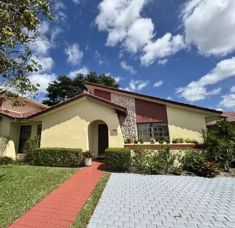 9525 Toledo Ln, Davie, FL 33324