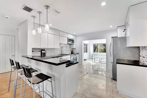 208 NW 24th St, Wilton Manors, FL 33311