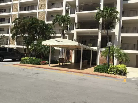 2801 N Palm Aire Dr #202, Pompano Beach, FL 33069