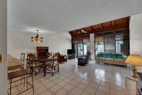 1091 Windward Dr #1, Pembroke Pines, FL 33026