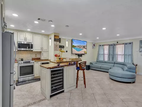 717 E River Dr, Margate, FL 33063 photo 4