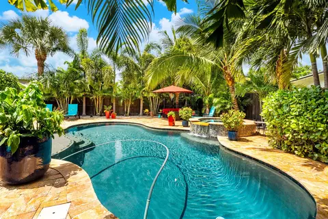 813 NE 16th Pl, Fort Lauderdale, FL 33305