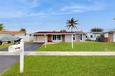 9015 NW 10th St, Pembroke Pines, FL 33024