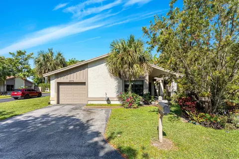 8979 Old Pine Way, Boca Raton, FL 33433