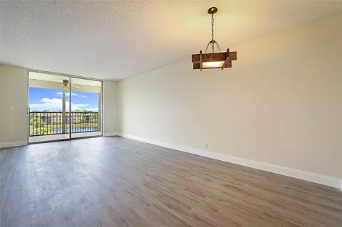 7980 NW 50th St #509, Lauderhill, FL 33351