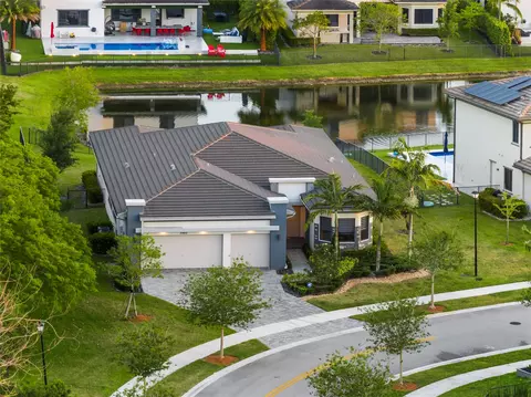 10410 S Lago Vista Cir, Parkland, FL 33076