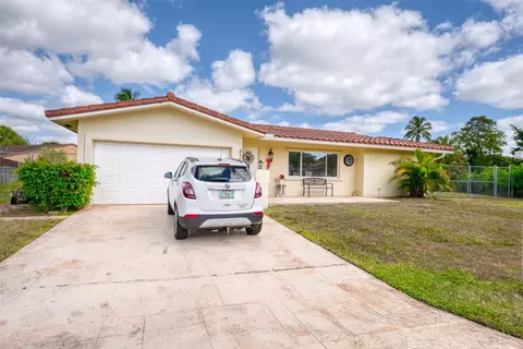 837 W Plantation Cir, Plantation, FL 33324