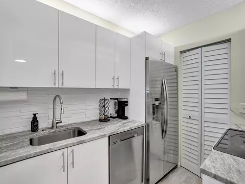 2907 NE 8th Ter #105, Oakland Park, FL 33334