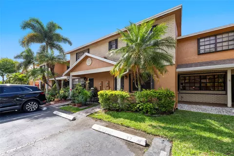 10372 NW 3rd St, Pembroke Pines, FL 33026