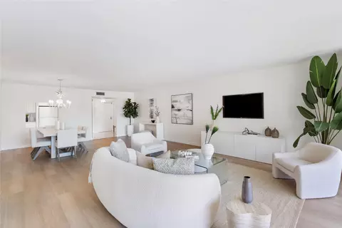 3800 Oaks Clubhouse Dr #206, Pompano Beach, FL 33069