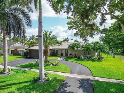 870 Renmar Dr, Plantation, FL 33317