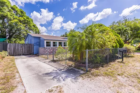 2447 Hayes St, Hollywood, FL 33020