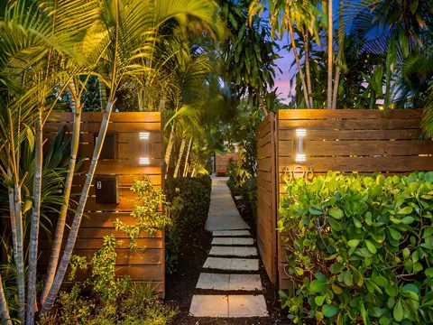 808 NE 17th Way, Fort Lauderdale, FL 33304