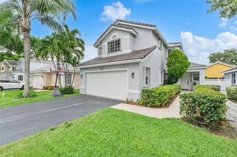 2717 Pinewood Ct, Davie, FL 33328