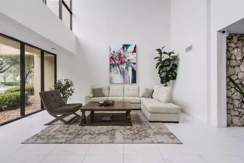 16200 Golf Club Rd #203, Weston, FL 33326