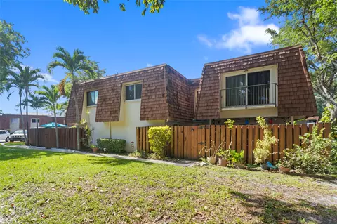 8911 SW 20th Pl #D-21, Davie, FL 33324