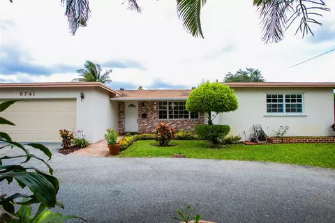 6741 SW 10th St, Pembroke Pines, FL 33023