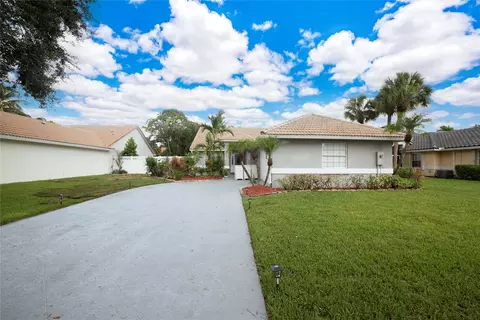 3733 S Lancewood Pl, Delray Beach, FL 33445
